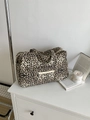 Grote canvas tote tas met luipaardprint en dubbele handgrepen op witte kast - Luipaardprint