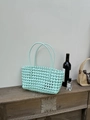 Dettaglio della borsa tote intrecciata verde menta con motivo a rete per la spiaggia - verde chiaro