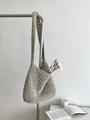 Χειροποίητη μπεζ πλεκτή τσάντα tote με boho σχέδιο κρεμασμένη σε μίνιμαλ κρεμάστρα - Μπεζ
