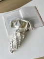 Porte-bouteille en macramé blanc fait main avec un design de filet bohème épuré - Blanc Cassé