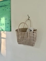 Dettaglio della borsa intrecciata a mano beige per l'organizzazione della parete di casa - Marrone chiaro
