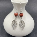 Orecchini a foglia d'argento con perline rosso-marroni e venature in stile boho - Pietra Arcobaleno