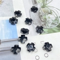 Detail van gepolijste zwarte onyx kruiskralen met zijgaten voor DIY-sieraden maken - Obsidiaan