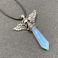 Collana gothic punk con teschio e ali e ciondolo in cristallo di opalite azzurra - Opale Sintetico