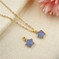 Collar de estrella dorada minimalista con un colgante de cristal color lavanda - Ágata Gris