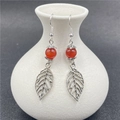 Orecchini a foglia d'argento con perla di agata rossa e elegante design a gancio - Agata rossa