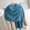 Blauer Strickschal mit Fransen kombiniert mit beigem Mantel für einen warmen Winterlook - Nr. 15 Dunstblau