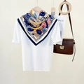 Foulard quadrato astratto multicolore in finta seta annodato su top bianco in maglia - Blu e Bianco