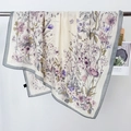 Elegante sciarpa in seta bianco crema con stampa floreale viola e bordo grigio - 90x90cm / Bordo Grigio