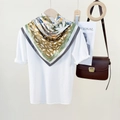 Foulard quadrato di seta con motivi a foglie verde oliva e blu su gruccia in legno - Grigio e Bianco