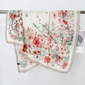 Foulard in seta con stampa floreale beige e rosso con un elegante motivo botanico - 90x90cm / Bordo Beige