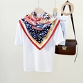 Sciarpa in finta seta blu navy con stampa botanica e bordo rosso a contrasto - Rosso e Bianco