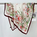 Elegante sciarpa in seta bianca con fiori rossi e bordo rosso scuro raffinato - 90x90cm / Bordo Marrone