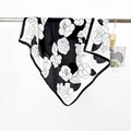 Élégant foulard carré en soie à motif camélia noir et blanc suspendu pour femme - Foulard de cou / Noir