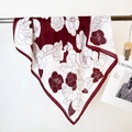 Carré de soie élégant bordeaux et blanc avec motif floral de camélia artistique - Foulard de cou / Rouge