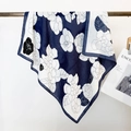 Carré de soie imprimé camélia bleu et blanc avec bordure marine raffinée - Foulard de cou / Bleu