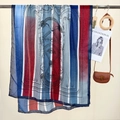 Écharpe en soie à motif équestre et rayures bleu-rouge avec sac en cuir assorti - Bordure Bleu Foncé