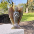 Estatua de ángel de piedra natural moteada en tonos amarillos y púrpuras sobre base blanca - Ágata de la India (2 Pulgadas Ágata de la India 1PC)