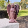 Figura de ángel de rodonita rosa con vetas negras naturales en postura de oración - Rodonita (2 Pulgadas Rodonita 1PC)