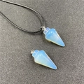Pendentif en pierre d'opale en forme de cône avec cordon noir sur fond gris texturé - Opale Synthétique