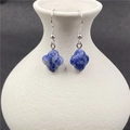 Orecchini a quadrifoglio in pietra blu fatti a mano con ganci in argento eleganti - Pietra a Macchie Blu 1 Paio