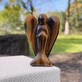 Figura de ángel de 2 pulgadas en piedra de ojo de tigre tallada a mano con textura - Ojo de Tigre (2 Pulgadas Ojo de Tigre 1PC)