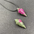 Pendentif conique en rubis zoisite naturel sur un cordon noir réglable pour collier - Rubis-Zoisite (Synthétique)