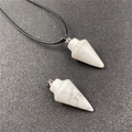Pendentif conique en pierre howlite blanche avec veines naturelles marbrées grises - Turquoise Blanche Synthétique