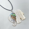 Pendentif éléphant en nacre blanche avec incrustation de nacre d'abalone irisée - Style 1 Éléphant