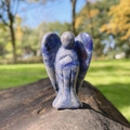 Handgeschnitzte Engelsfigur aus blauem Sodalith-Naturstein mit glatter Oberfläche - Blaue Punkt Jaspis (2 Zoll Blaue Punkt Jaspis 1 STK)