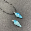 Pendentif conique en marbre bleu et blanc avec cordon noir tressé pour femme - Pierre de Carte Bleue