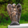 Handgeschnitzte Schutzengel-Statue aus natürlichem blau-grauem Sodalith-Stein - Sodalith (2 Zoll Sodalith 1 STK)