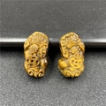 Zwei handgeschnitzte Tigerauge-Pixiu-Anhänger mit goldenem Chatoyance-Effekt - Tigerauge