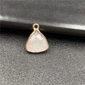 Pendentif triangle facetté rose pâle avec bordure dorée pour création de bijoux - Quartz Rose 1PC
