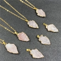 Collane con ciondolo in quarzo rosa naturale a punta di freccia con bordi dorati - Stile a Punta di Freccia Rosa (JC1084)