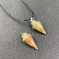 Pendentif en cristal Unakite conique avec motifs de pierre vert et orange sur cordon - Unakite