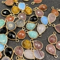 Colgantes de gota de piedra facetada con borde de metal dorado en varios colores - Color mixto aleatorio 1 pieza
