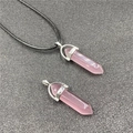 Collana con pendente a proiettile esagonale in pietra occhio di gatto rosa con cordino - Rosa