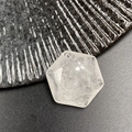 Pendente esagonale in quarzo trasparente sfaccettato con texture naturale e foro superiore - Cristallo di rocca