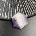Pendente esagonale in ametista viola con texture naturale e taglio a sfaccettature - Ametista