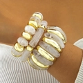 Detail von Marmormuster-Acryl-Armreif-Set mit gold polierten Metallakzenten am Handgelenk - Weiß Marmor (31628)