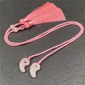 Rosa Magatama Quastenanhänger mit Seidenfransen und passenden Anhängern aus Jade - Rosenquarz