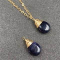 Colgante de gota de piedra estelar azul con envoltura de hilo dorado y cadena fina - Piedra de Sol Azul (Sintética)