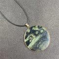 Collar de piedra jaspe kambaba redondo con borde dorado y colgante de cordón negro - Riolita