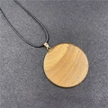 Collar con colgante redondo de piedra arenisca minimalista con marco dorado y cordón negro - Jaspe