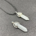 Collier avec pendentif hexagonal en opalite blanche, attache argent et cordon noir - Blanc