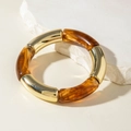 Macro shot of retro acrylic curved tube bracelet with gold metal links and amber texture - Gold Tube and Amber Resin Spliced Bracelet (30879)