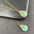 Collar con colgante de gota de aventurina verde envuelto en alambre dorado fino - Aventurina Verde
