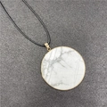 Collar minimalista con colgante redondo de mármol blanco y elegante marco dorado - Howlita