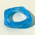 Dettaglio di un grosso bracciale in resina marmorizzata blu dal moderno design geometrico - Stile Texture Marmo Blu (31616-bra-blue)